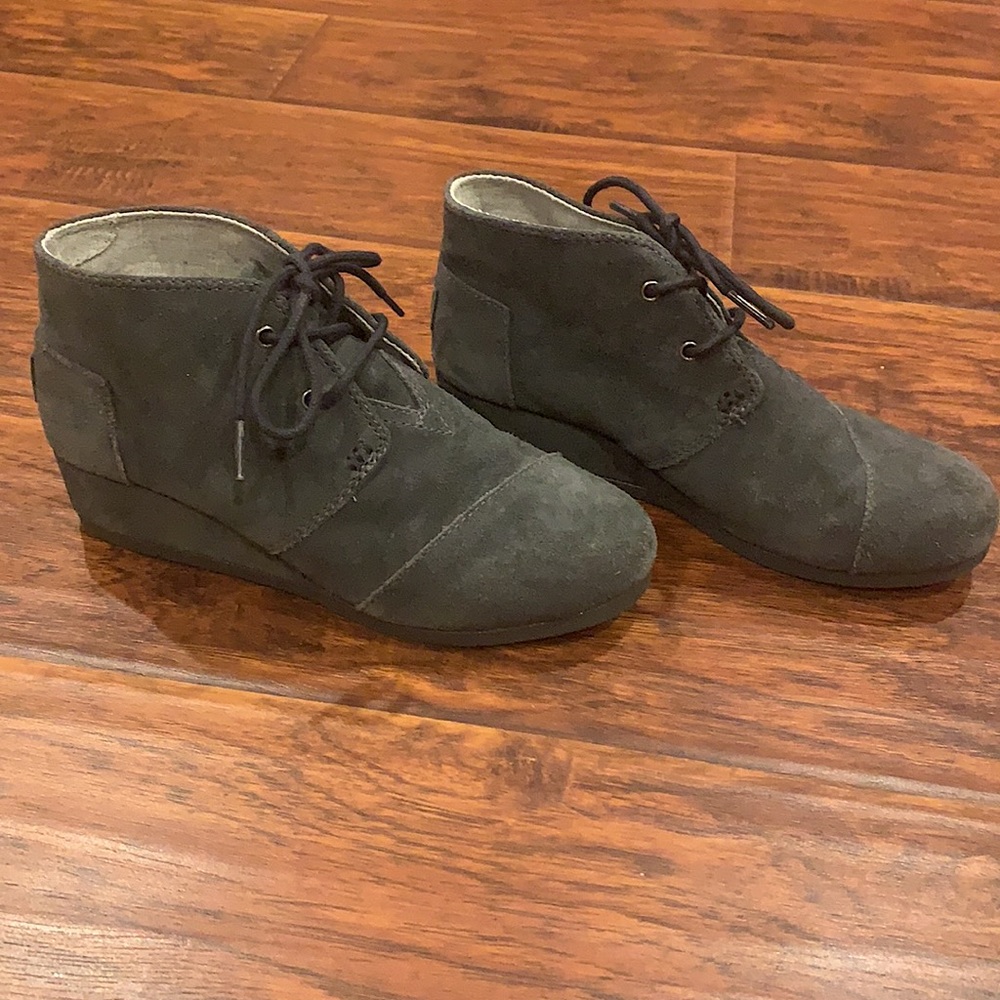 Toms Girls Size 4 Gray Suede Wedge Booties